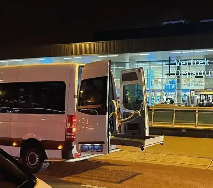 Rolstoelbus bij Schiphol voor reizigers uit Waddinxveen